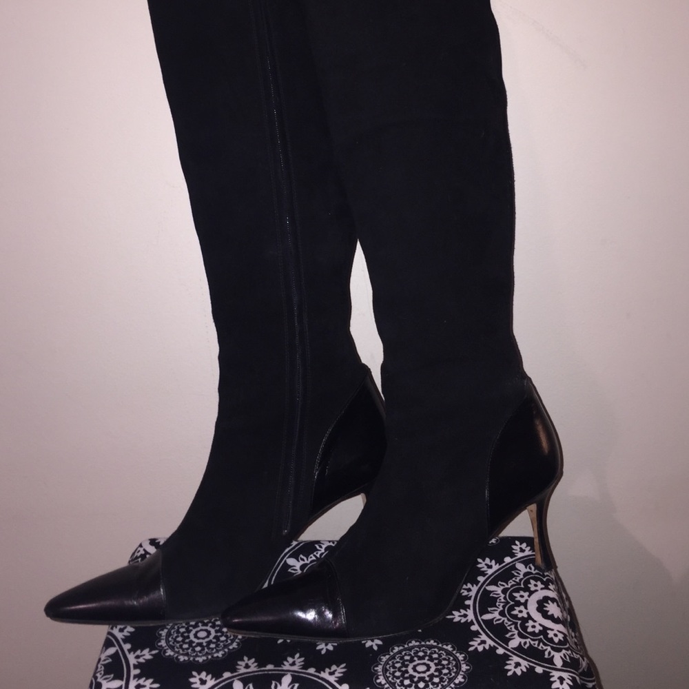 MANOLO BLAHNIK Black Suede Boots